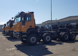 15 new units ASTRA HHD9 86.48. 8x6, 480cv, Euro 3.
Iveco Cursor 13 engine, automatics with  intarder.
HHD9 version, Heavy Heavy Duty of 3m width, 63Tn of GVW and a GCW of 250Tn.
